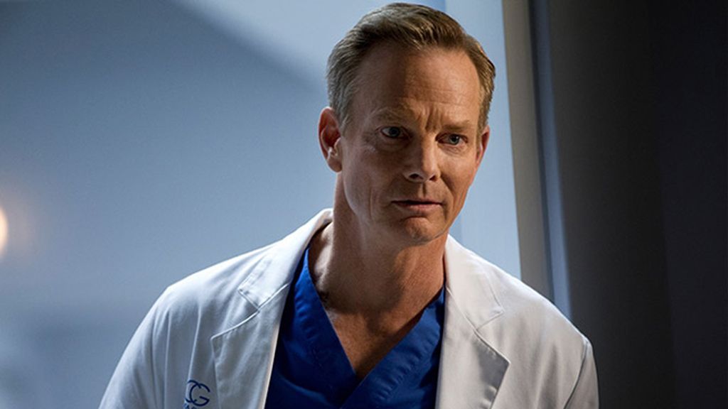 Bill Irwin es Buck Tierney