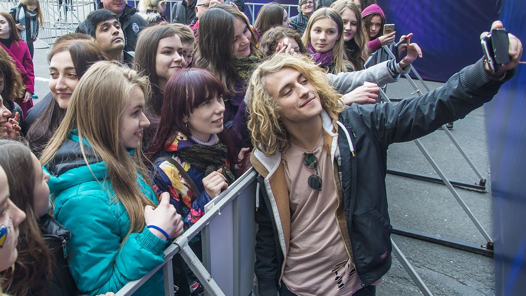Cazadora y camiseta para cantar en el Eurovillage el 10 de mayo
