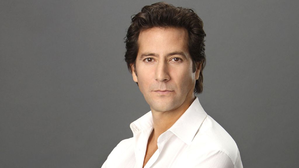 Henry Ian Cusick es Stephen Finch
