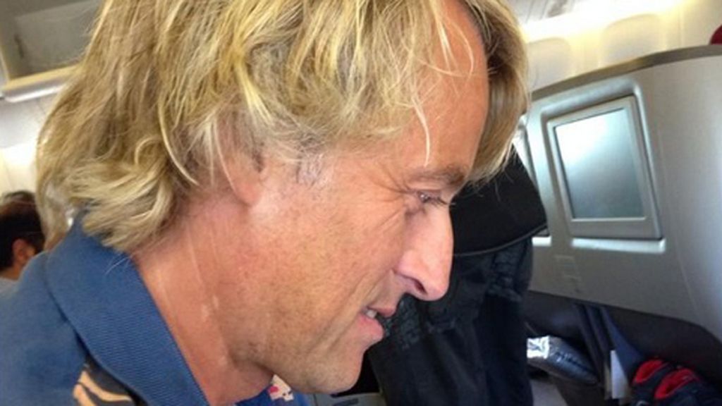 "@JesusCalleja Aquí el 'ojitos azules' se cree que me va a asustar a mi con sus 'aventurillas' en la jungla..."