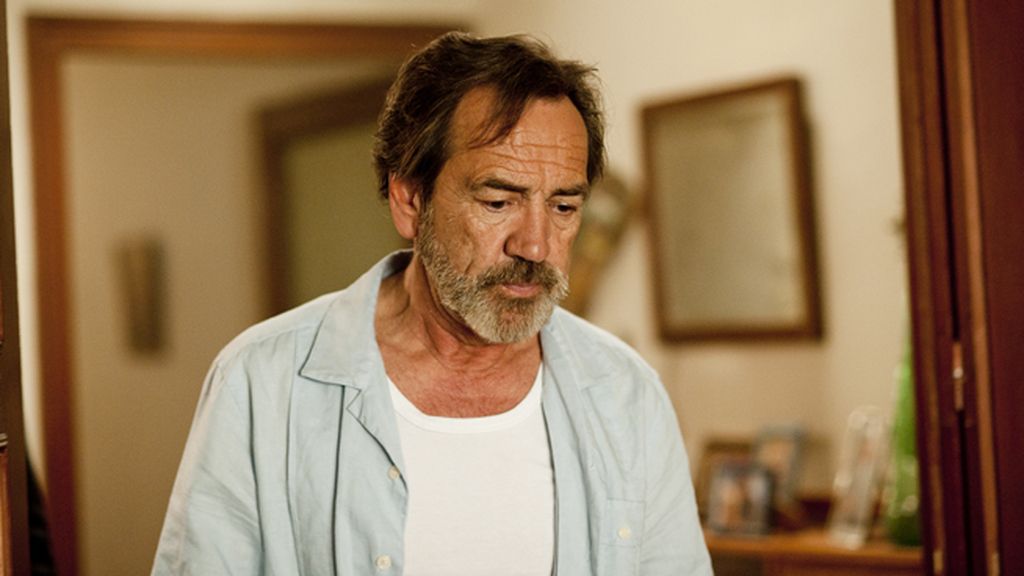 Marton Csokas, un inspector de pasado oscuro que investiga en una Sevilla sombría