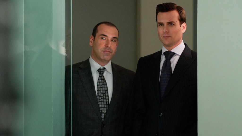 Grandes dosis de provocación e ironía de la mano de dos apuestos abogados en Manhattan