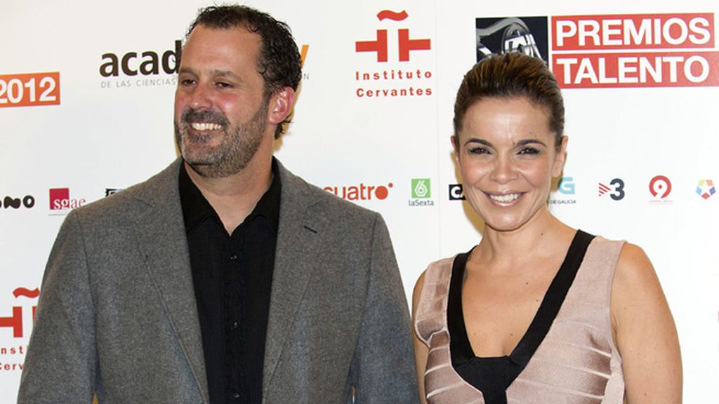 Ana Rosa Quintana entrega el premio de la Academia de Televisión al director de su programa, Juan Ramón Gonzalo