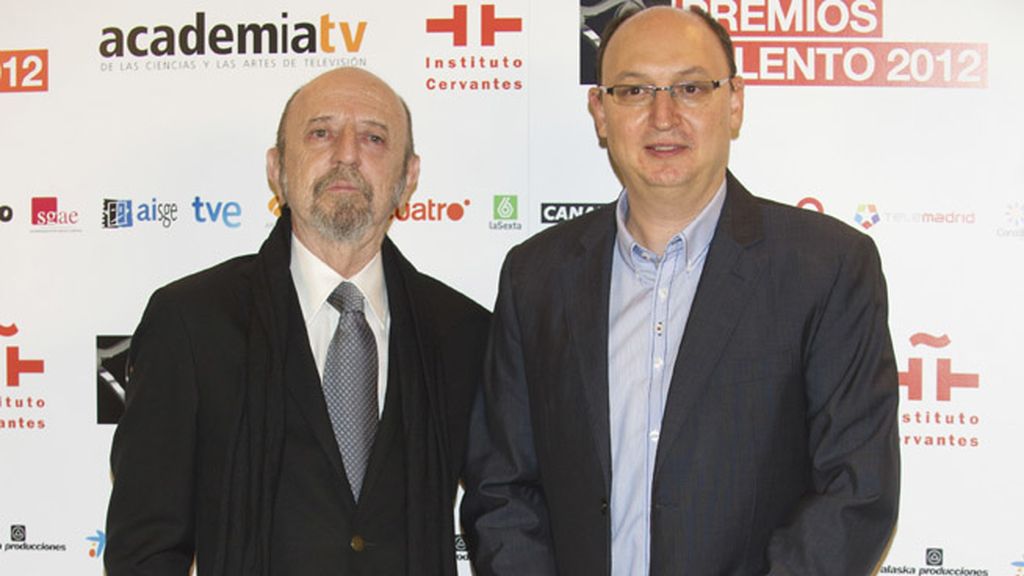 Ana Rosa Quintana entrega el premio de la Academia de Televisión al director de su programa, Juan Ramón Gonzalo