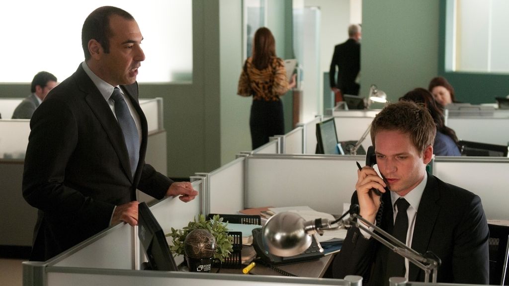 Grandes dosis de provocación e ironía de la mano de dos apuestos abogados en Manhattan