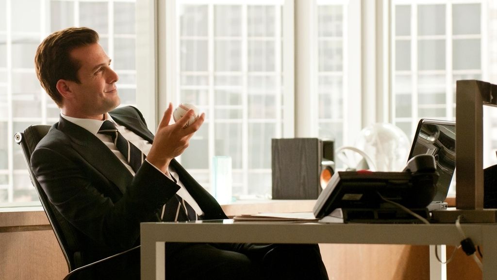 Grandes dosis de provocación e ironía de la mano de dos apuestos abogados en Manhattan