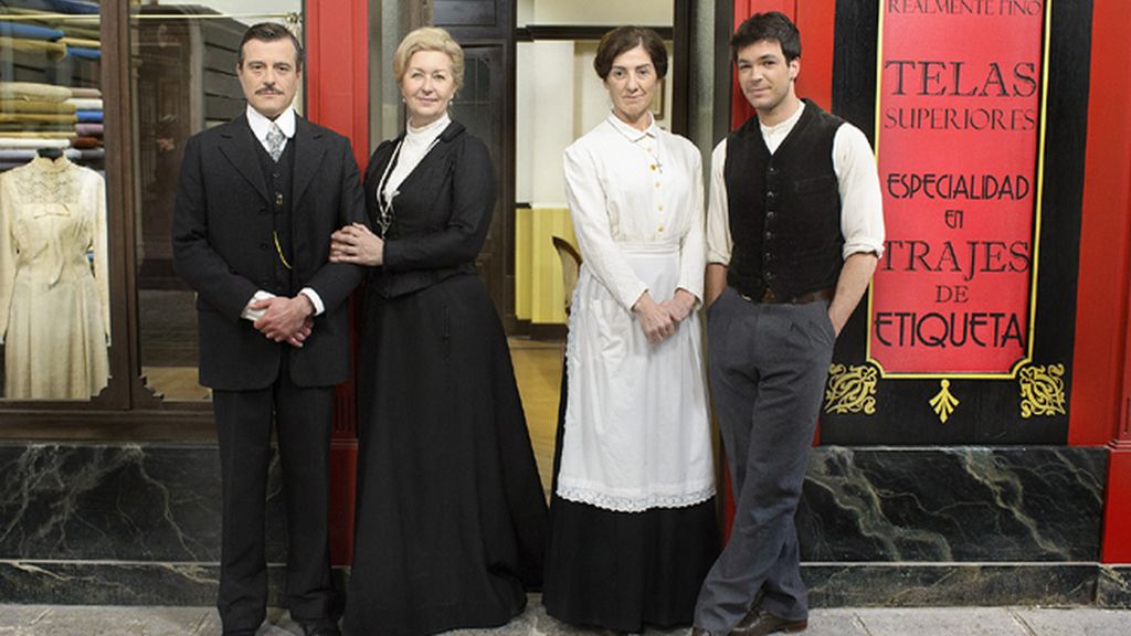 Leandro (Raúl Cano Cano), Susana (Amparo Fernández) y Pablo (Carlos Serrano-Clark), de la sastrería Viuda de Séler