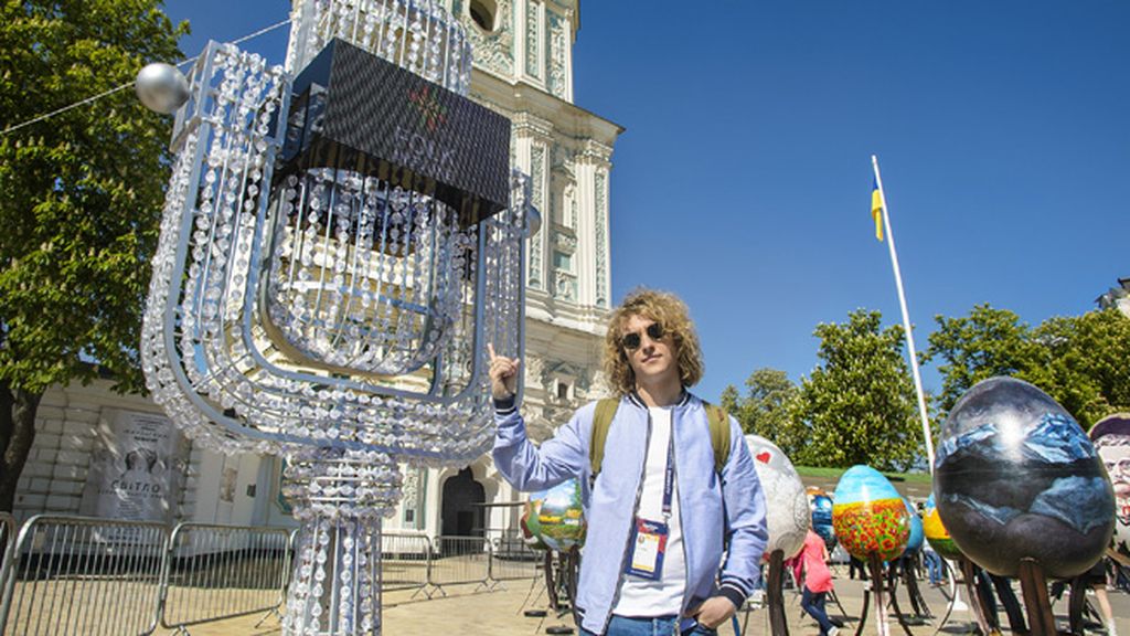 Una sencilla camiseta blanca para patear Kiev el 6 de mayo