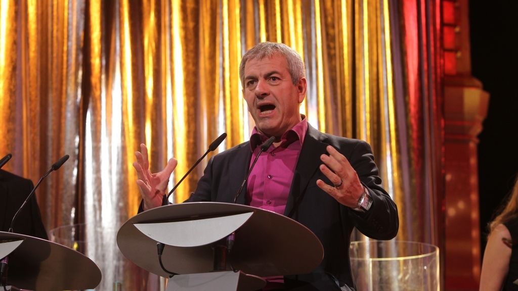 Carlos Sobera recoge el Ondas a mejor programa de entretenimiento para 'Atrapa un millón', de Antena 3