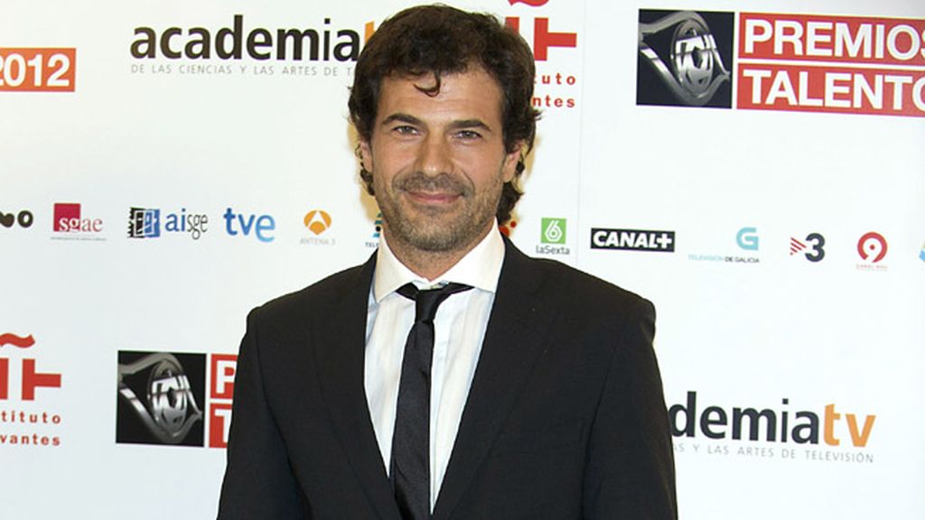 Ana Rosa Quintana entrega el premio de la Academia de Televisión al director de su programa, Juan Ramón Gonzalo