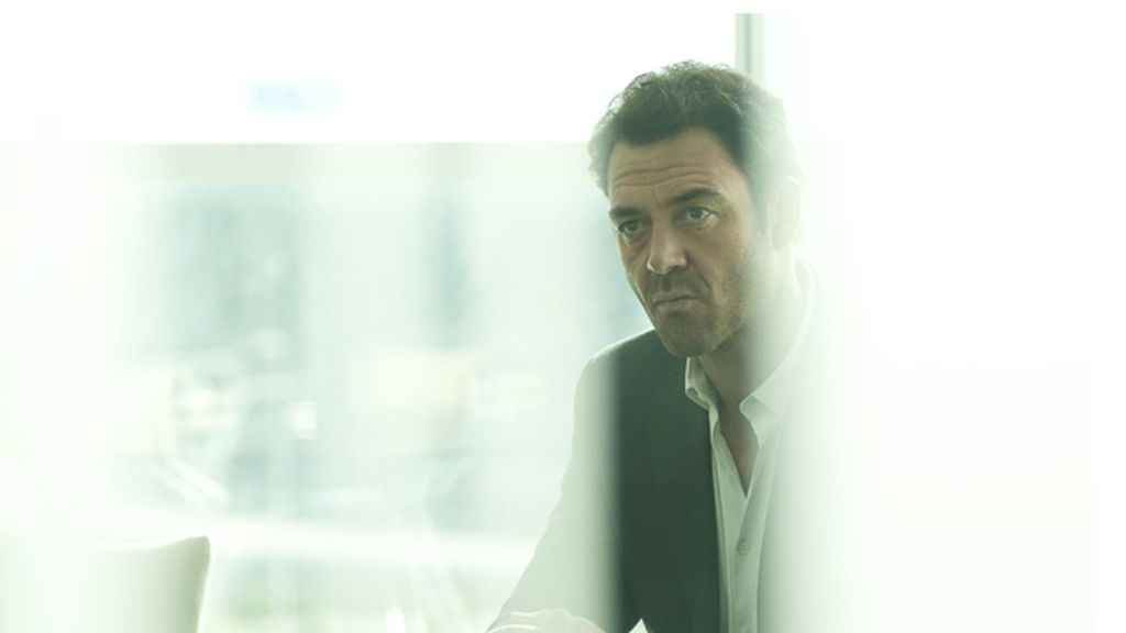 Marton Csokas, un inspector de pasado oscuro que investiga en una Sevilla sombría