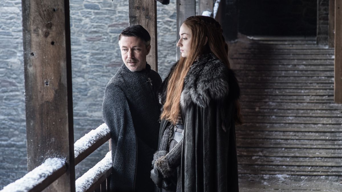 Sansa Stark (Sophie Turner) y Lod Petyr Baelish (Aidan Gillen) en una escena de 'Juego de tronos'