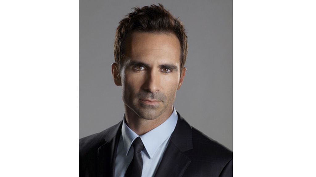 Nestor Carbonell es Víctor Machado