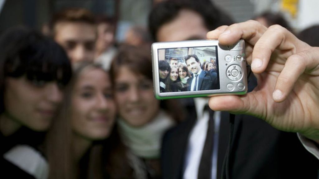 Los ‘reyes’ Michelle Jenner y Rodolfo Sancho desfilan ante sus fans por la alfombra verde