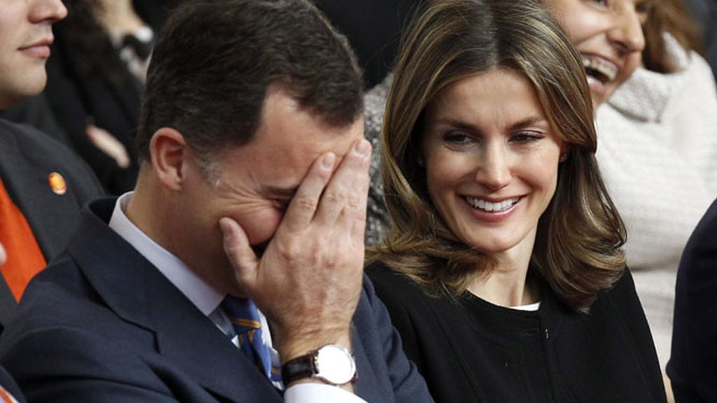 Los príncipes de Asturias bromean en el acto