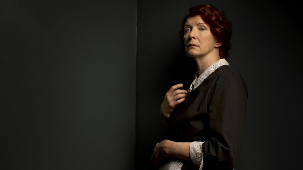 Frances Conroy es Moira
