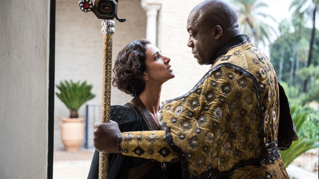 Indira Varma y Deobia Oparei