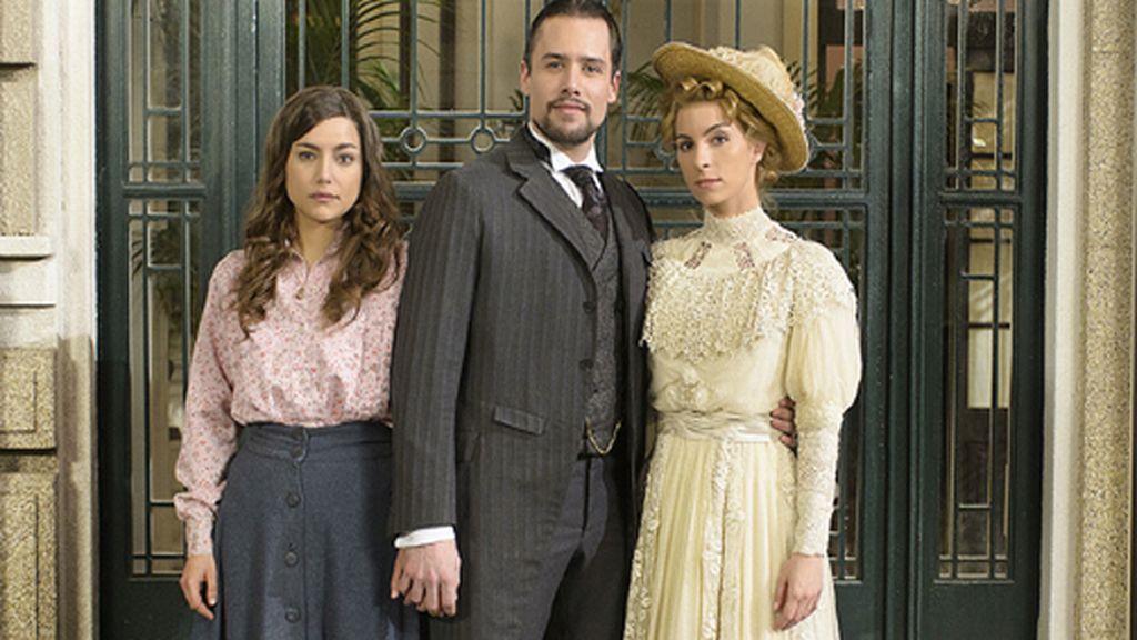 Germán (Roger Berruzo) y Cayetana (Sara Miquel), los De la Serna, y la criada, Manuela (Sheyla Fariña)