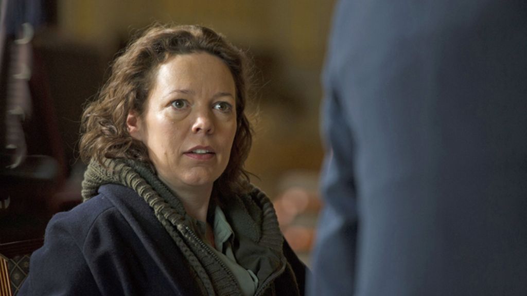 Olivia Colman es Angela Burr