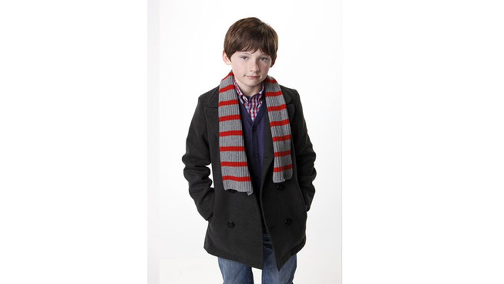 .  Henry (Jared Gilmore) reclama el rescate de su madre biológica (Jennifer Morrison)