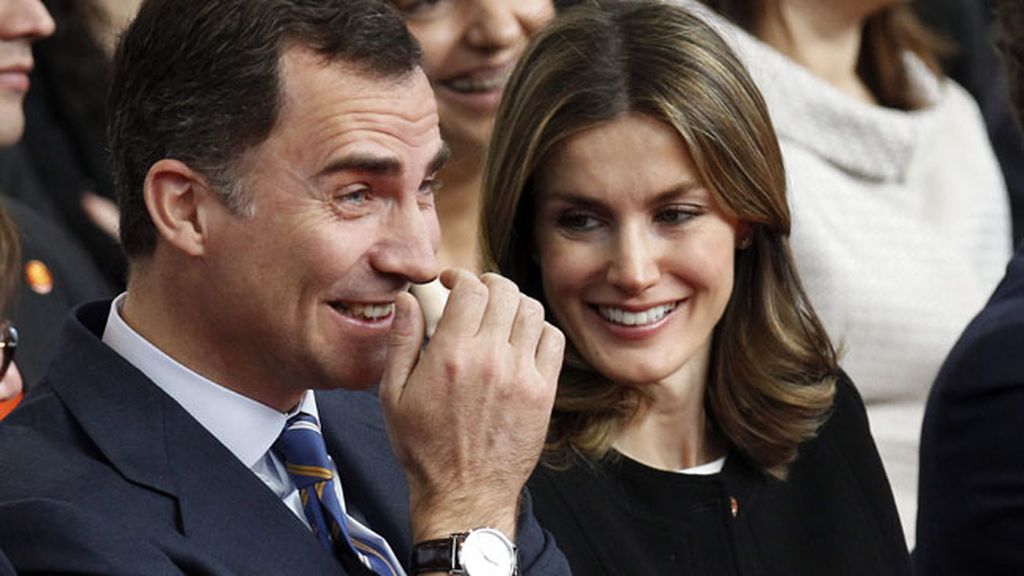 Los príncipes de Asturias bromean en el acto