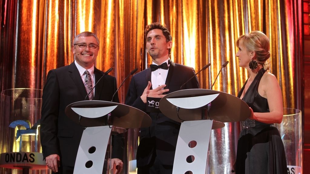 Michael Robinson, Paco León y Gemma Nierga, presentadores de la gala