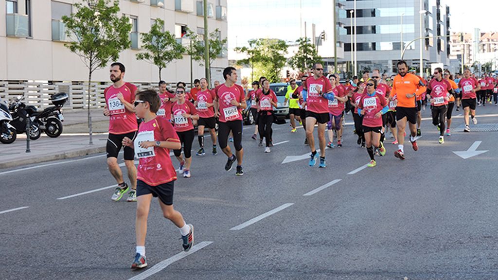 2.500 corredores se visten de rosa para apoyar la investigación