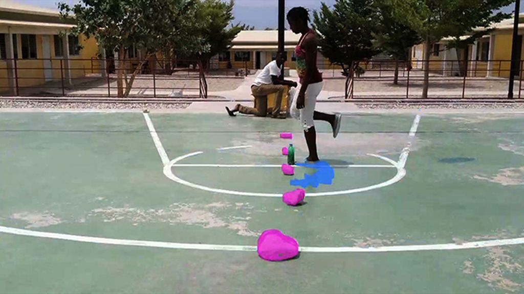 Las fotos del spot que nos enseña que compartir es cooperar