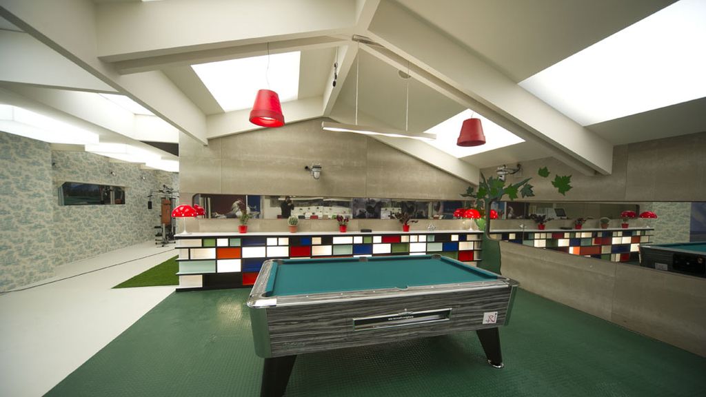 Una cama en la piscina y una ducha transparente, novedades