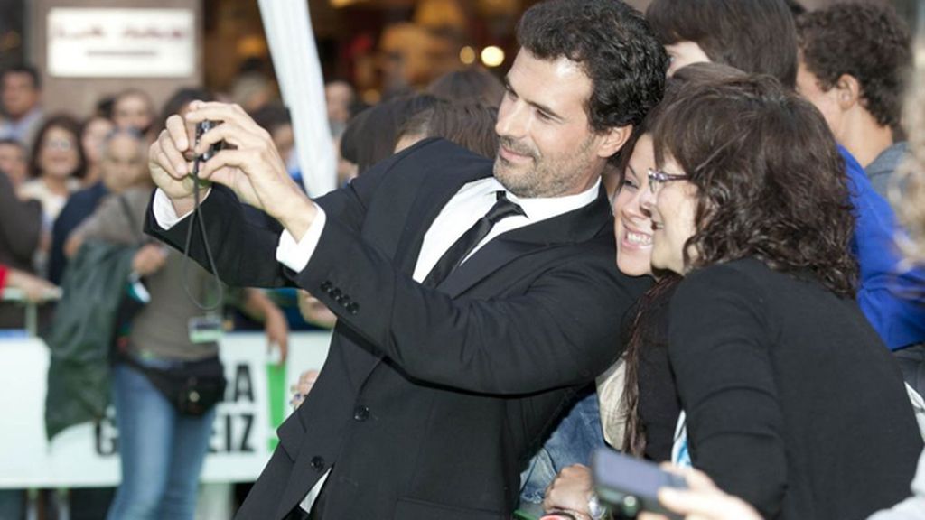 Los ‘reyes’ Michelle Jenner y Rodolfo Sancho desfilan ante sus fans por la alfombra verde
