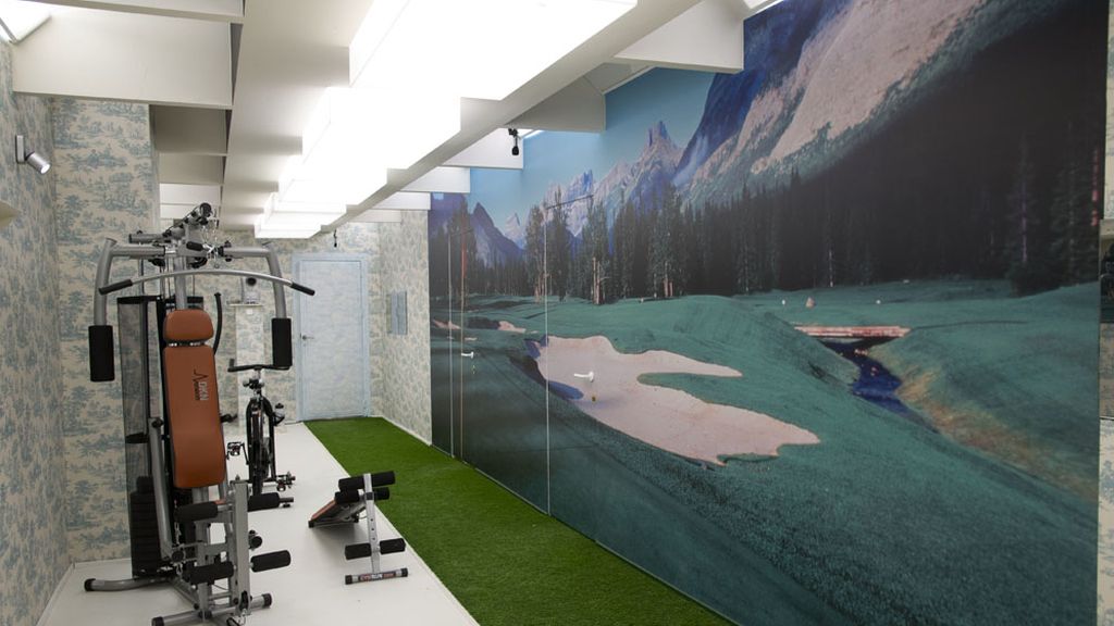 Una cama en la piscina y una ducha transparente, novedades