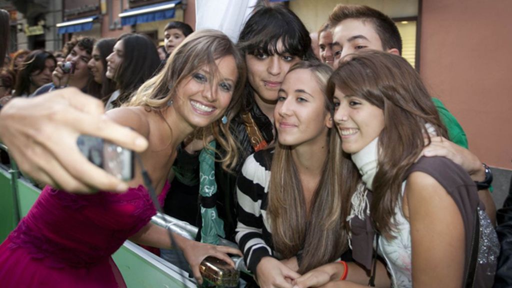 Los ‘reyes’ Michelle Jenner y Rodolfo Sancho desfilan ante sus fans por la alfombra verde
