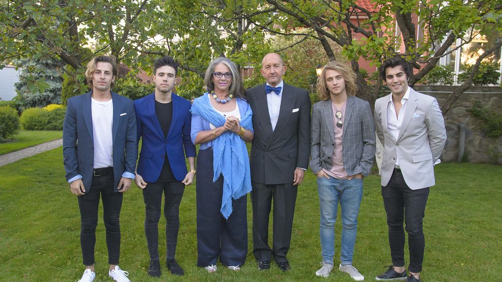 Con cambio de americana pero misma camiseta, a casa del embajador de España en Kiev, el 10 de mayo