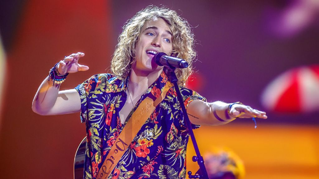 Camisa surfera para el primer ensayo de su actuación, el 5 de mayo