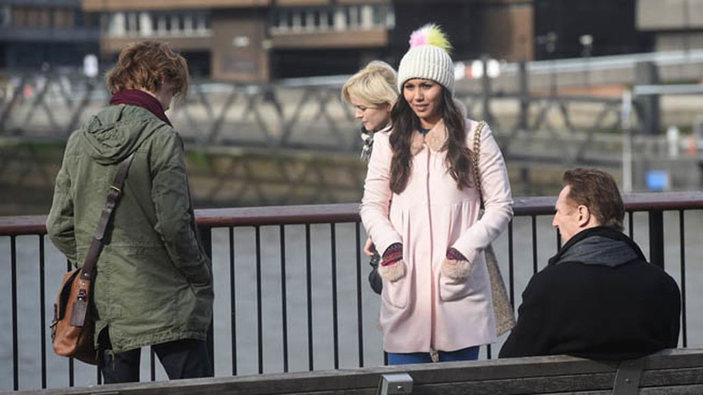 Thomas Brodie-Sangster (Sam), Olivia Olson (Joanna Anderson) y Liam Neeson (Daniel)