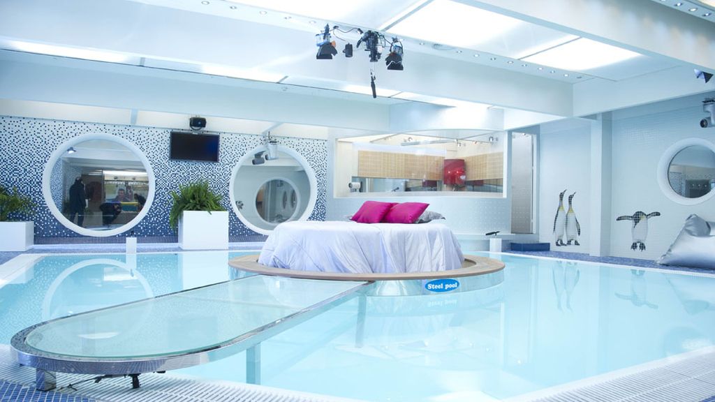 Una cama en la piscina y una ducha transparente, novedades