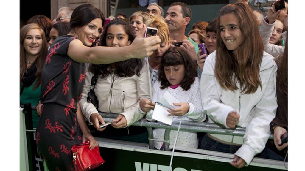 Los ‘reyes’ Michelle Jenner y Rodolfo Sancho desfilan ante sus fans por la alfombra verde