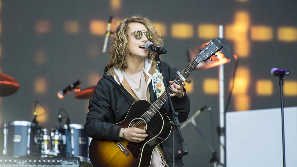 Cazadora y camiseta para cantar en el Eurovillage el 10 de mayo