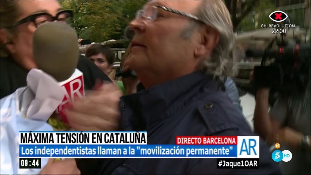 Una reportera de 'AR' separa a dos catalanes a punto de pegarse