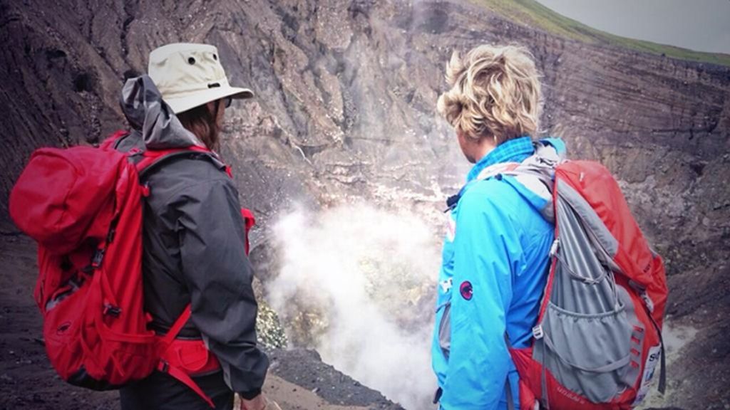 "Increíble poder asomarse al cráter de un volcán con actividad. ¡Gracias @JesusCalleja!"