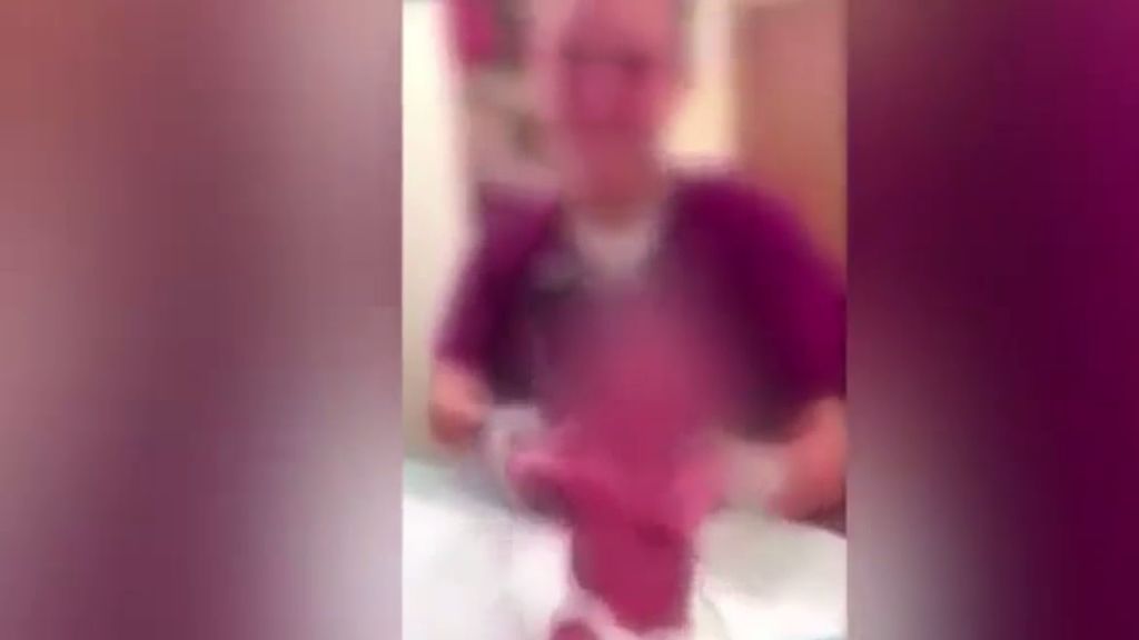 Suspendidas por hacer bailar a unos recién nacidos en un hospital