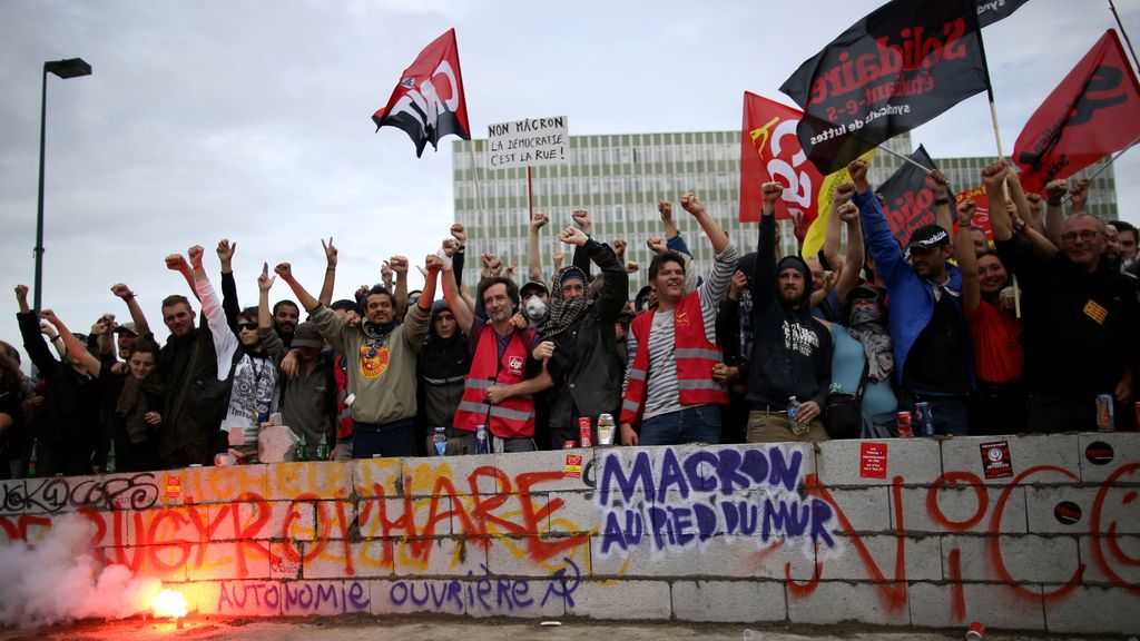 Manifestantes asisten a una protesta contra las reformas laborales del gobierno francés
