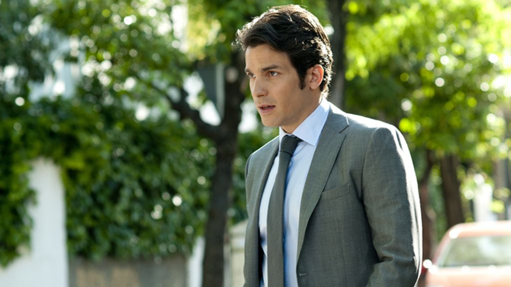 Marton Csokas, un inspector de pasado oscuro que investiga en una Sevilla sombría