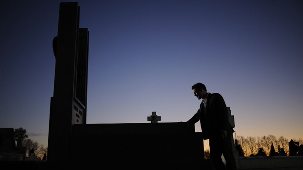 Marton Csokas, un inspector de pasado oscuro que investiga en una Sevilla sombría