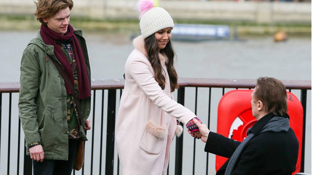 Thomas Brodie-Sangster (Sam), Olivia Olson (Joanna Anderson) y Liam Neeson (Daniel)