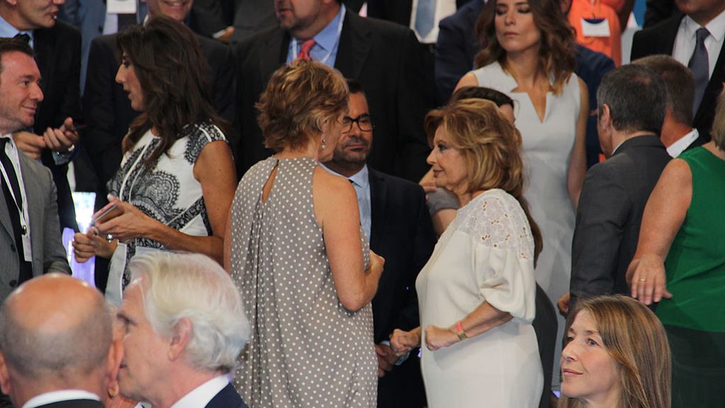 Don Felipe y doña Letizia han saludado a los presentadores y trabajadores de la casa