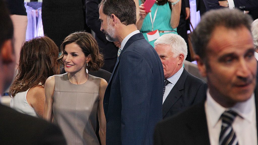 Don Felipe y doña Letizia han saludado a los presentadores y trabajadores de la casa
