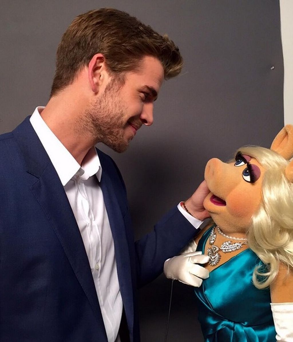 Liam Hemsworth y la cerdita Peggy