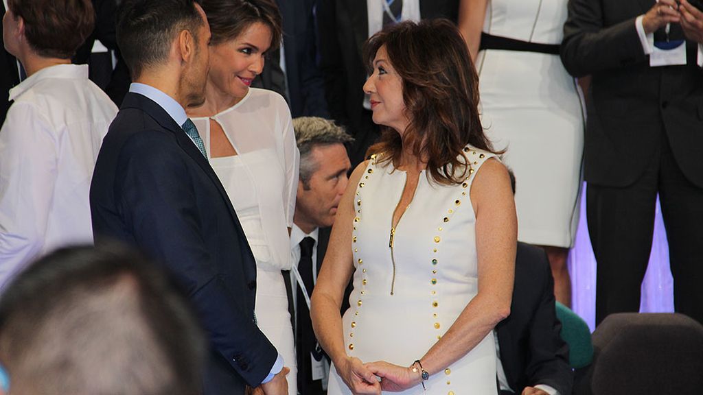 Don Felipe y doña Letizia han saludado a los presentadores y trabajadores de la casa