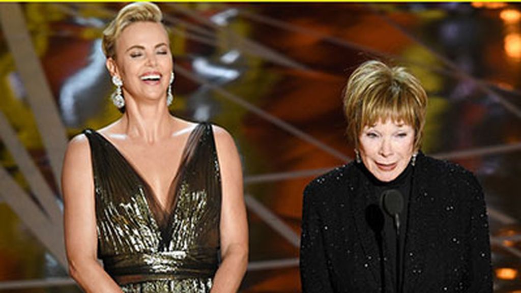 Charlize Theron y Shirley MacLane en la gala de los Oscar 2017